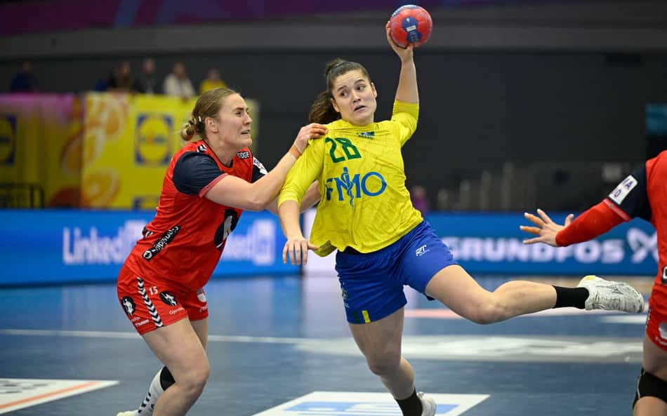 Brasil x Noruega no Mundial feminino de handebol (Foto: INA FASSBENDER / AFP)