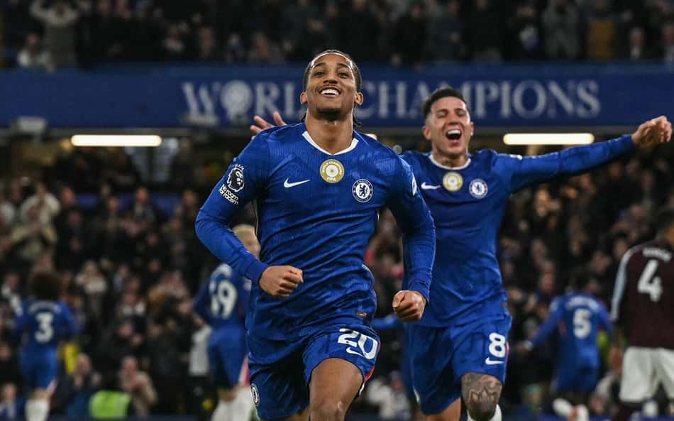 João Pedro comemora gol do Chelsea sobre o Aston Villa (Foto: Glyn KIRK / AFP)