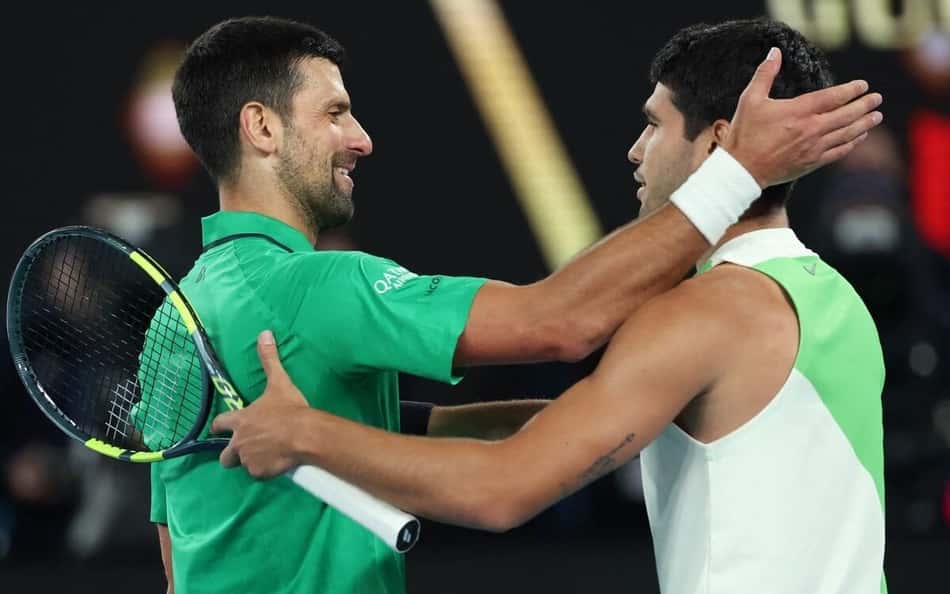 O sérvio Novak Djokovic cumprimenta o espanhol Carlos Alcaraz após a vitória na final do Australian Open (Foto: Martin KEEP / AFP)