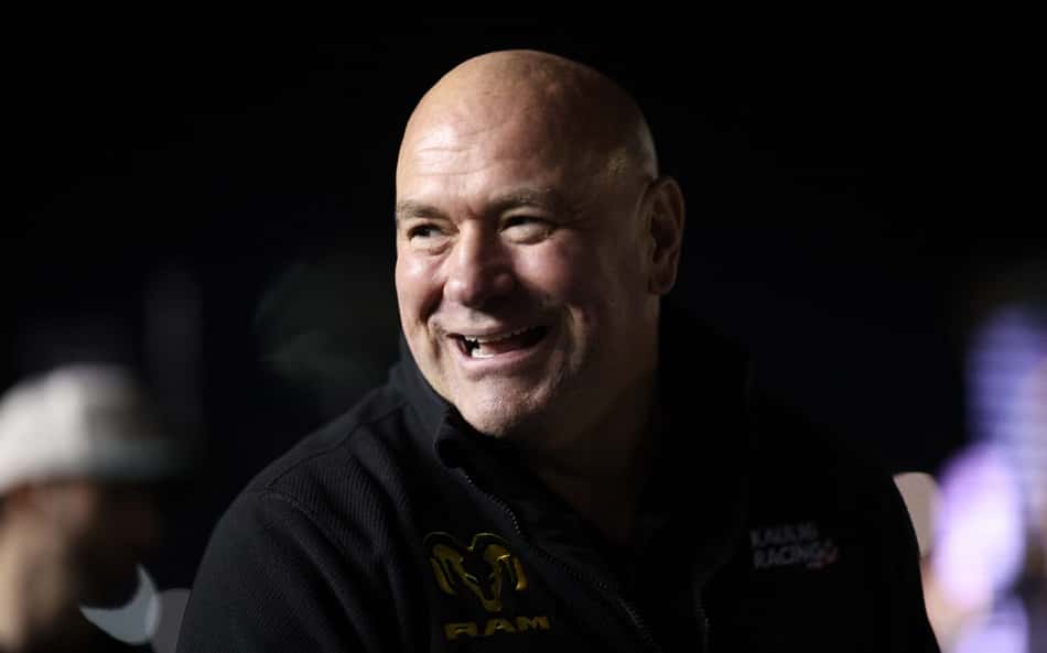 Dana White, presidente do UFC, ri no grid da NASCAR em Daytona Beach. (Foto: James Gilbert/Getty Images/AFP)