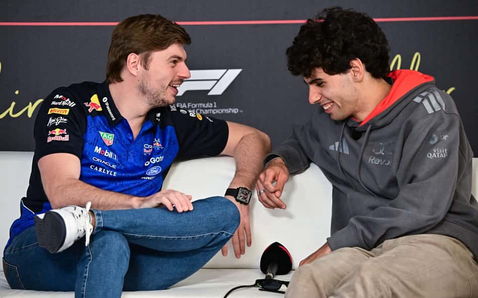 Max Verstappen e Gabriel Bortoleto em coletiva da pré-temporada da Fórmula 1 (Foto: Giuseppe Cacace/AFP)