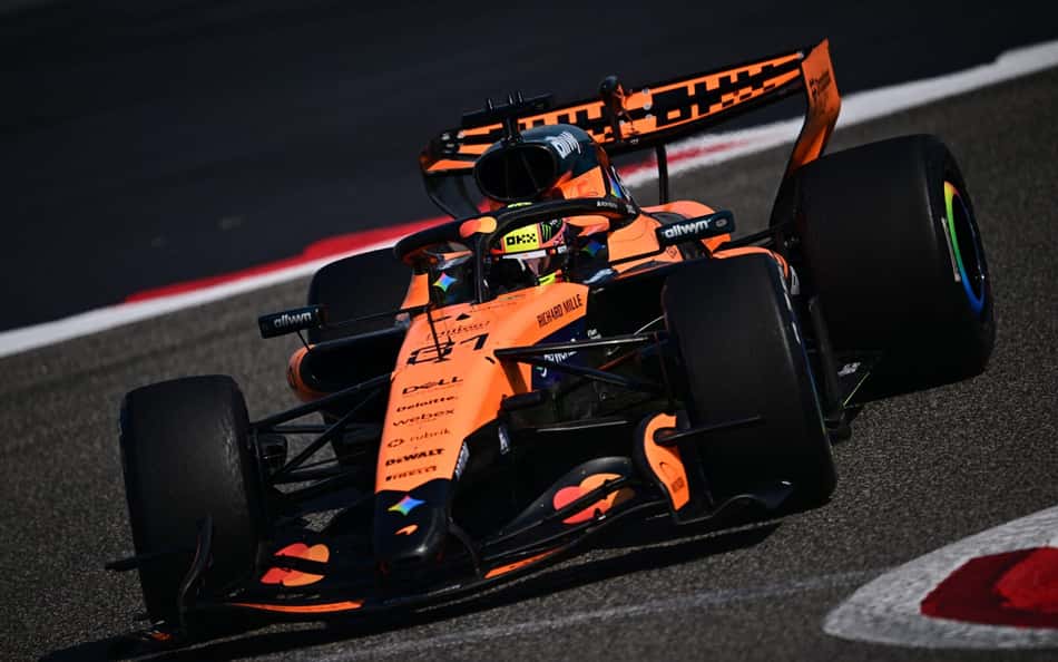 O australiano Oscar Piastri, da McLaren, durante o terceiro dia de testes de pré-temporada da Fórmula 1 no Circuito Internacional do Bahrein, em Sakhir, em 20 de fevereiro de 2026 (Foto: Giuseppe Cacace/AFP)