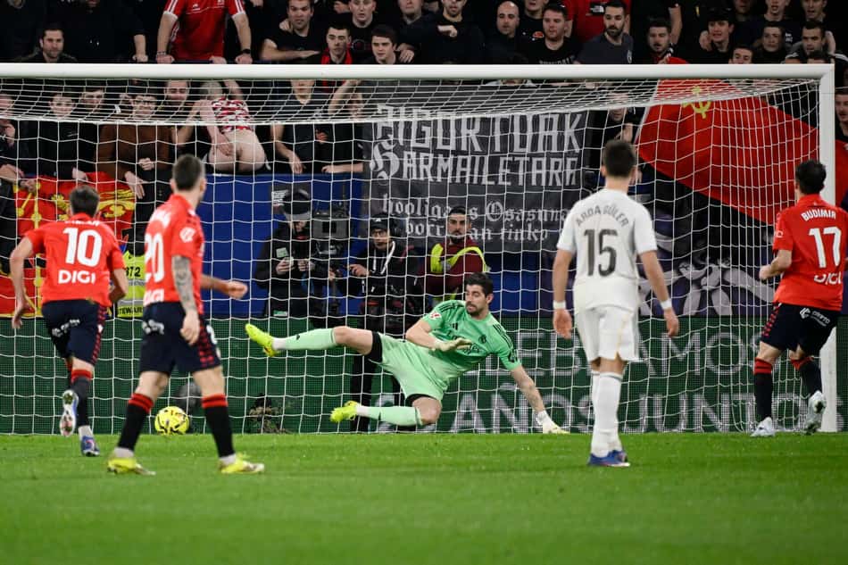 Thibaut Courtois durante partida do Real Madrid e Osasuna