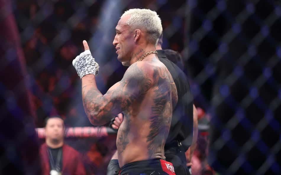 O brasileiro Charles Do Bronx comemora após vencer Max Holloway por decisão unânime na luta pelo cinturão BMF na T-Mobile Arena. (Foto: Sean M. Haffey/Getty Images/AFP)