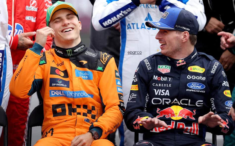 Oscar Piastri e Max Verstappen conversam durante foto oficial antes do GP da Austrália de Fórmula 1 em Albert Park. (Foto: Martin Keep/AFP)