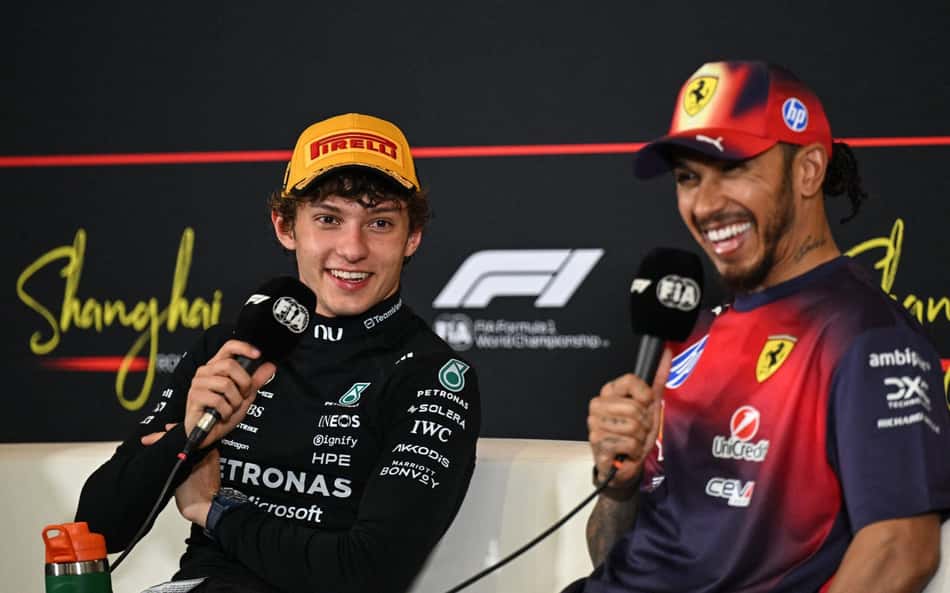 Kimi Antonelli, vencedor, e Lewis Hamilton, terceiro colocado, participam de coletiva após o GP da China de Fórmula 1, em 15 de março de 2026. (Foto: Jade Gao/AFP)