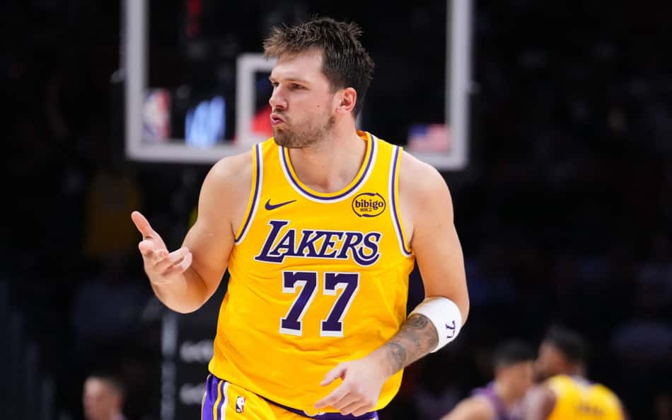 Luka Doncic comemora cesta de três contra o Miami Heat no Kaseya Center, em Miami (Foto: Rich Storry/Getty Images/AFP)