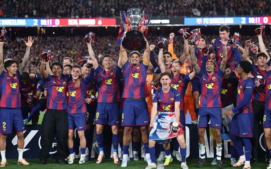 A equipe do Barcelona comemora a conquista do Campeonato Espanhol de 2025-2026 após a partida entre FC Barcelona e Real Madrid CF no Estádio Camp Nou, em Barcelona, em 10 de maio de 2026. (Foto de Josep LAGO / AFP)