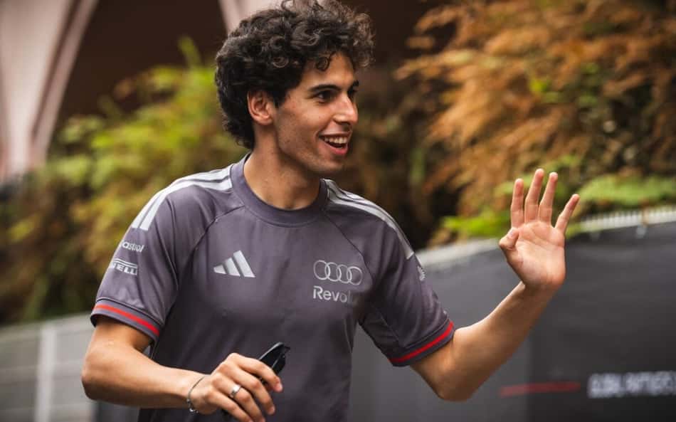 Gabriel Bortoleto cumprimenta colegas no circuito de Mônaco de Fórmula 1