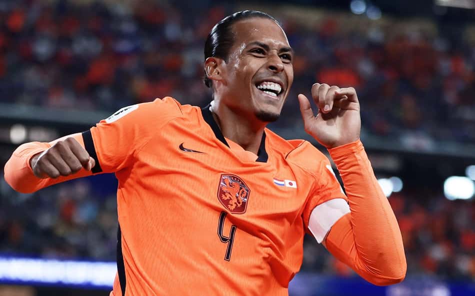 Van Dijk marcou o primeiro gol da Holanda (Foto: Aric Becker / AFP)