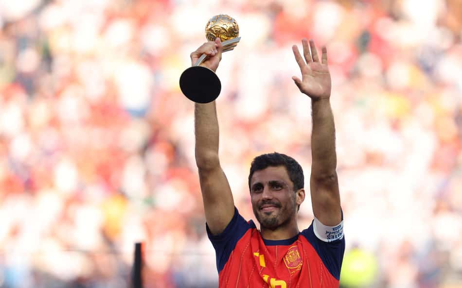Rodri com o troféu de melhor jogador da Copa do Mundo de 2026.