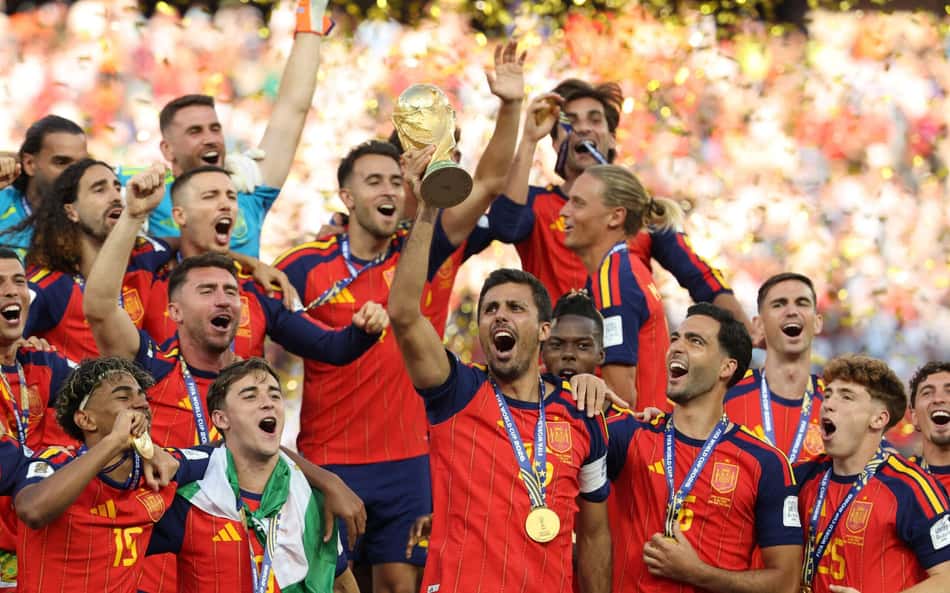 Rodri ao lado dos jogadores espanhóis comemorando a conquista da Copa do Mundo.