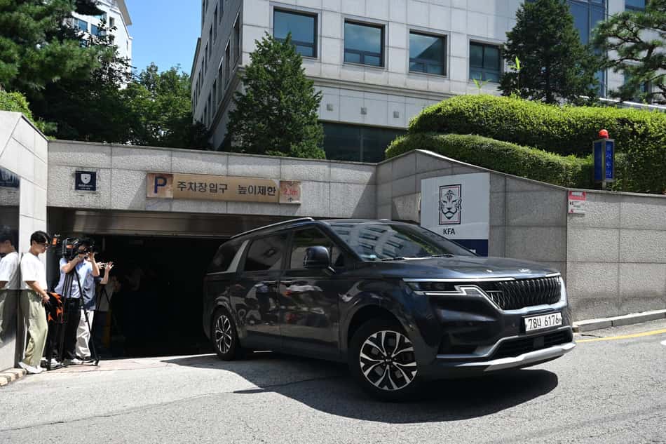 Carro da polícia deixa a sede da Associação Sul-Coreana de futebol
