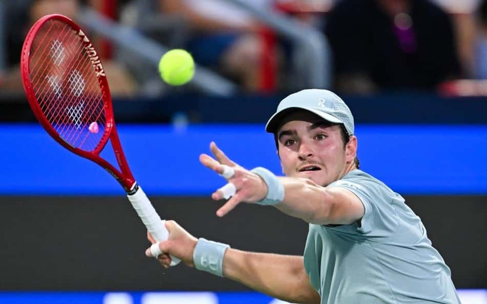 João Fonseca bate de direita na partida contra Ruud em Montreal (Foto: Minas Panagiotakis/Getty Images/AFP (Photo by Minas Panagiotakis / GETTY IMAGES NORTH AMERICA / Getty Images via AFP)