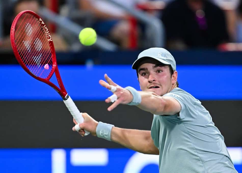 João Fonseca bate de direita na partida contra Ruud em Montreal (Foto: Minas Panagiotakis/Getty Images/AFP (Photo by Minas Panagiotakis / GETTY IMAGES NORTH AMERICA / Getty Images via AFP)