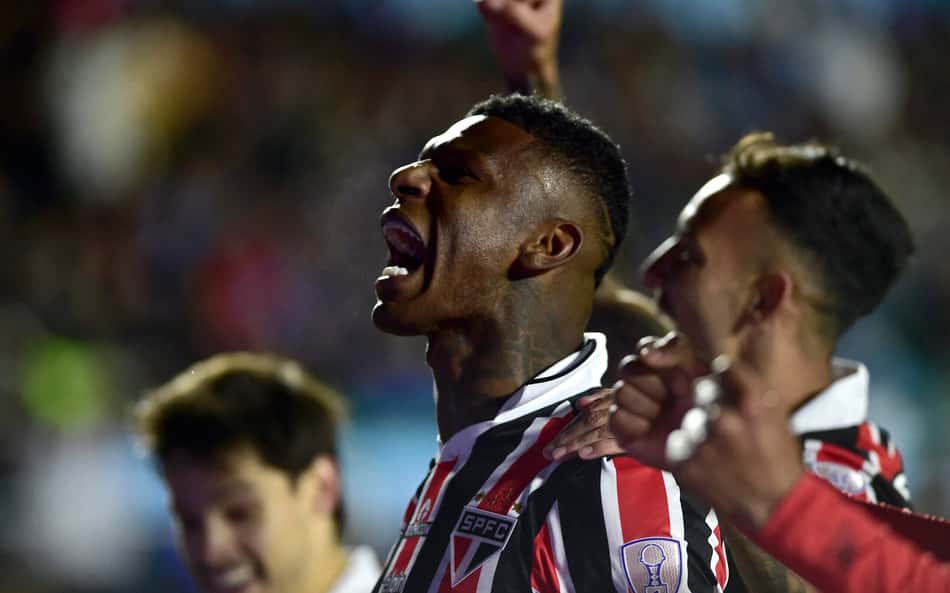 Arboleda, zagueiro do São Paulo, celebra o gol contra o Bolívar pela Sul-Americana, em La Paz