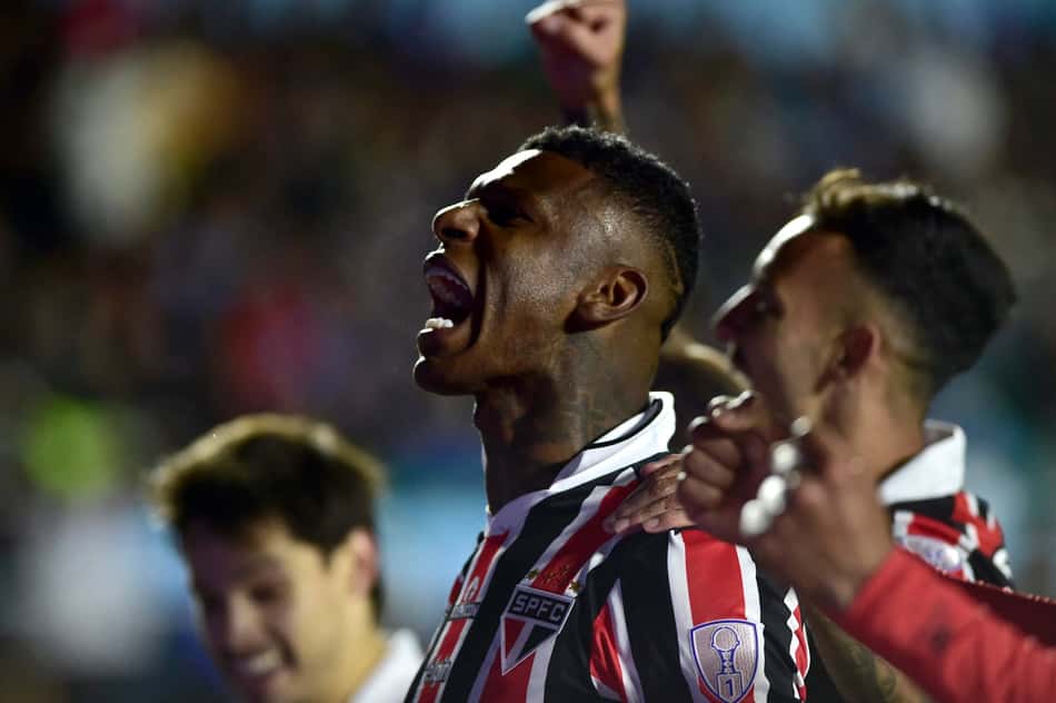 Arboleda, zagueiro do São Paulo, celebra o gol contra o Bolívar pela Sul-Americana, em La Paz