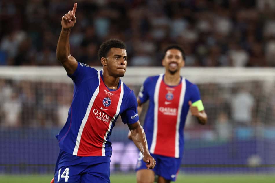 Desire Doue celebrando o segundo gol do PSG contra o Aston Villa na Supercopa da Uefa