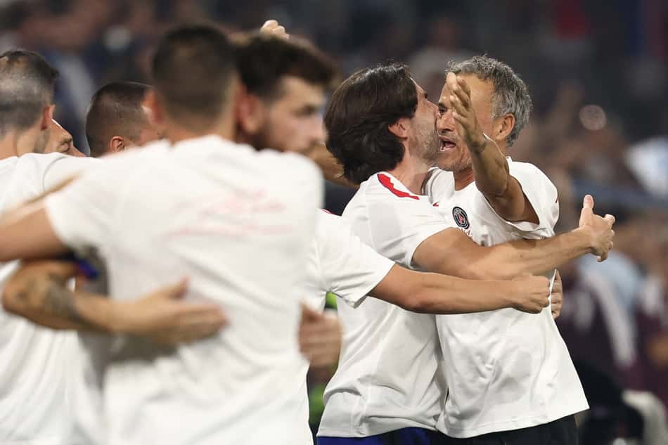 Luis Enrique celebrando o título da Supercopa da UEFA.