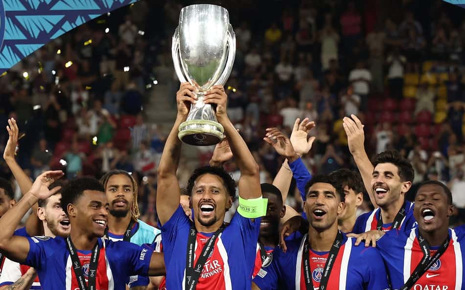 Jogadores do PSG erguem a taça da Supercopa da Uefa