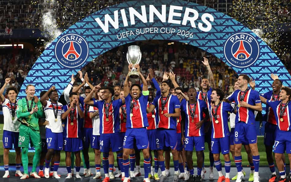 PSG levantando o troféu da Supercopa da Uefa