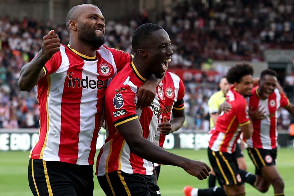Igor Thiago comemora com Kayode gol do Brentford