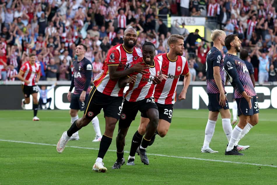 Igor Thiago comemora com Kayode gol do Brentford