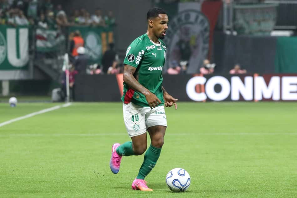 Allan, do Palmeiras, conduzindo a bola