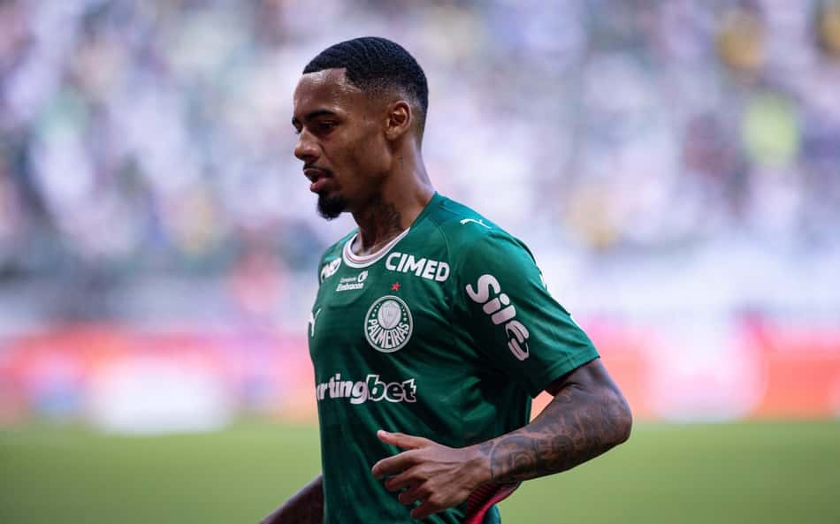 Allan correndo em jogo do Palmeiras