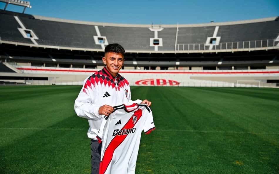 Thiago Almada com a camisa do River Plate em mãos no Estádio Monumental de Nuñez