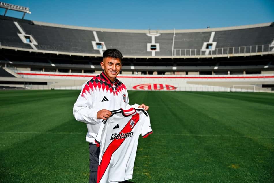 Thiago Almada com a camisa do River Plate em mãos no Estádio Monumental de Nuñez