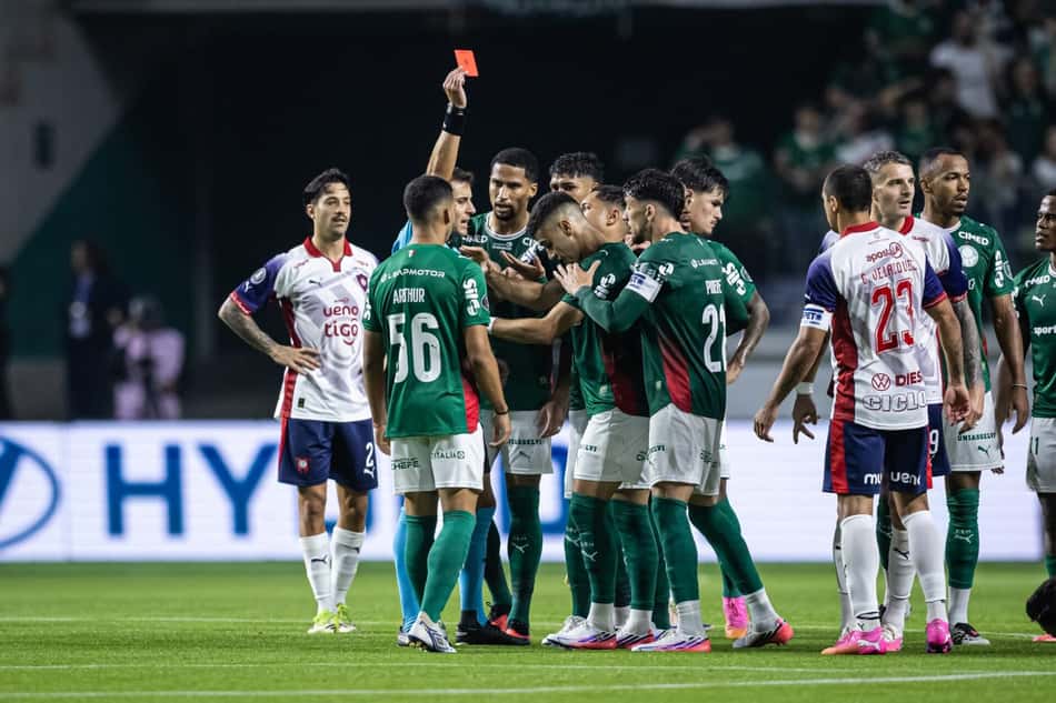 Andreas Pereira leva cartão vermelho durante partida do Palmeiras contra o Cerro Porteño na Libertadores