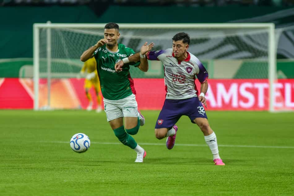 Andreas Pereira, do Palmeiras, em disputa de bola contra o Cerro na Libertadores