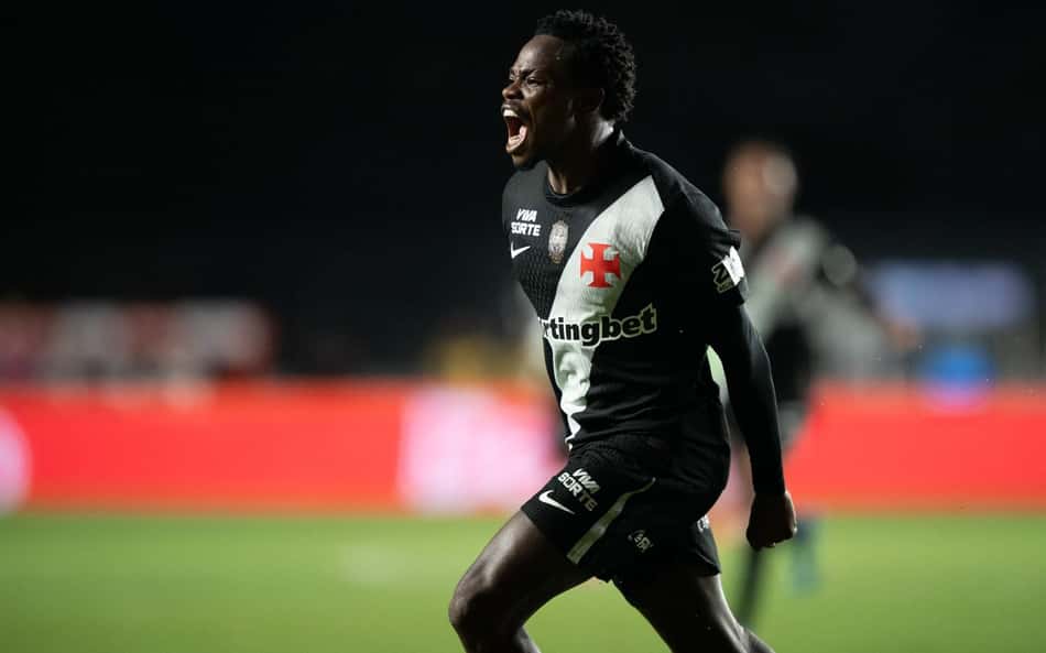 Andrés Gómez gritando com a camisa do Vasco