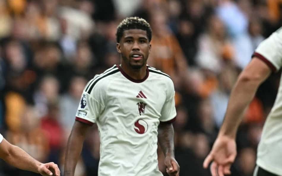 Andrey Santos, do Manchester United, durante jogo contra o Hull City na Premier League