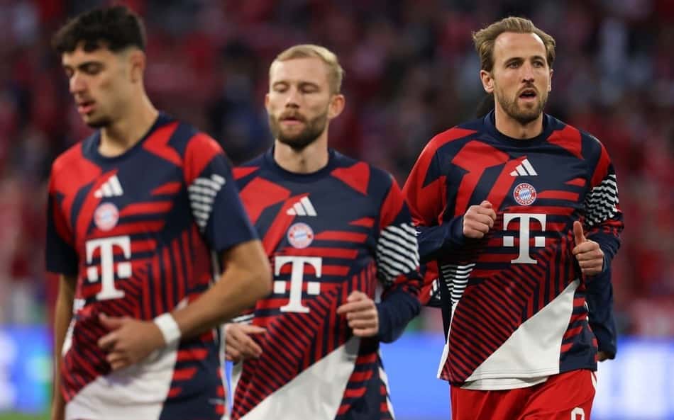 Aleksandar Pavlovic, Konrad Laimer e Harry Kane, do Bayern de Munique, aquecem antes da partida contra o PSG pela Champions League