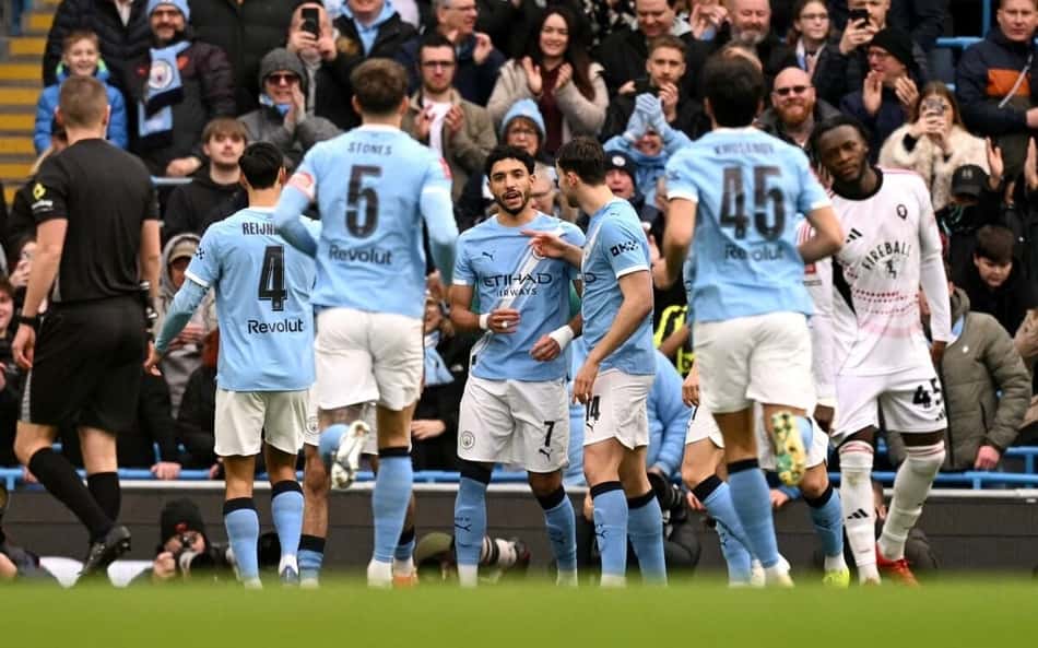 Jogadores do Manchester City comemoram gol