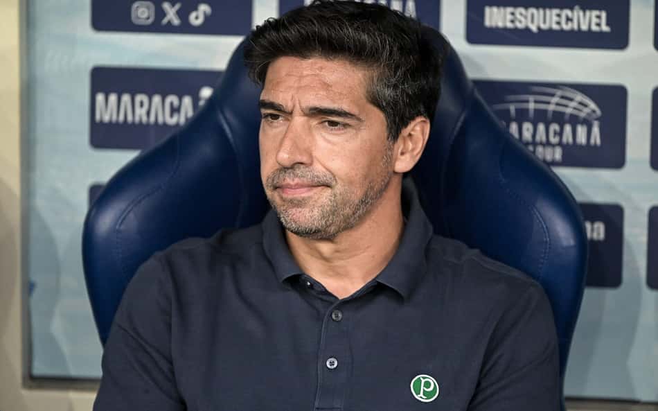 Abel Ferreira no banco durante a partida entre Fluminense e Palmeiras pelo Campeonato Brasileiro