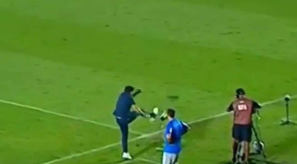 Abel Ferreira chuta microfone em Mirassol x Palmeiras