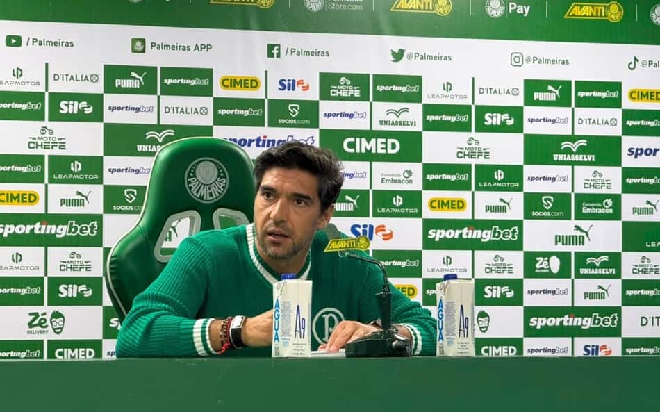 Abel Ferreira durante coletiva de imprensa no Nubank Parque