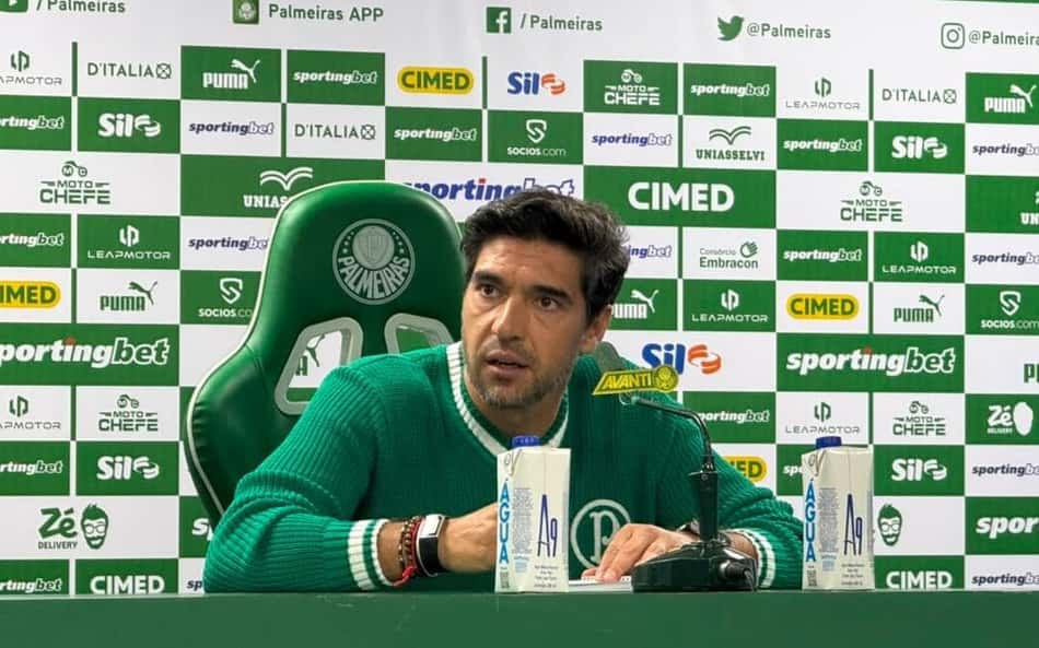Abel Ferreira durante coletiva de imprensa no Nubank Parque