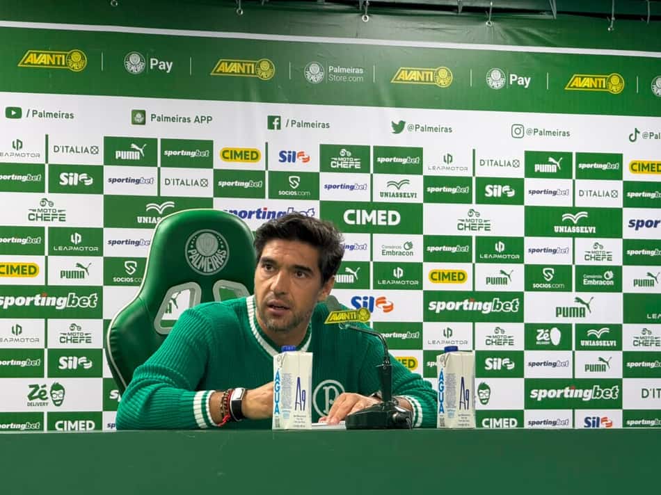 Abel Ferreira durante coletiva de imprensa no Nubank Parque