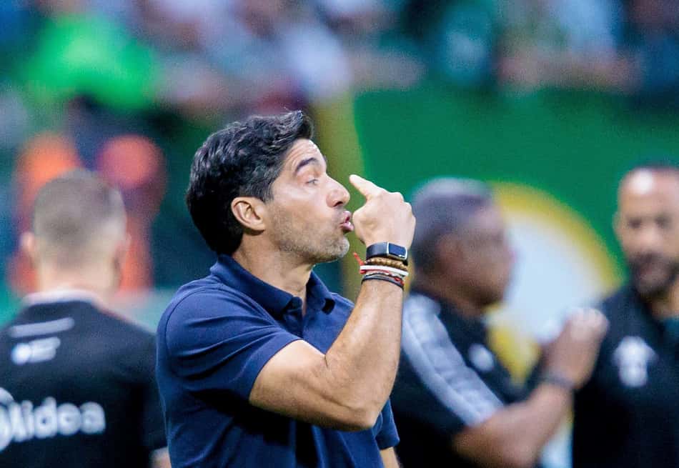 Abel Ferreira, técnico do Palmeiras, à beira do campo no duelo com a Chapecoense pelo Brasileirão