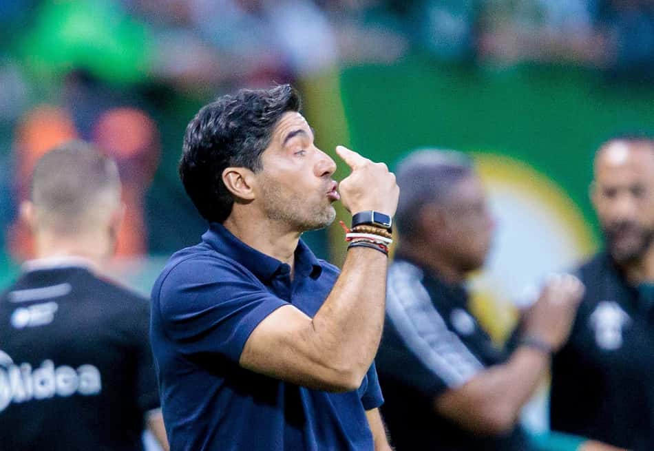 Abel Ferreira, técnico do Palmeiras, à beira do campo no duelo com a Chapecoense pelo Brasileirão