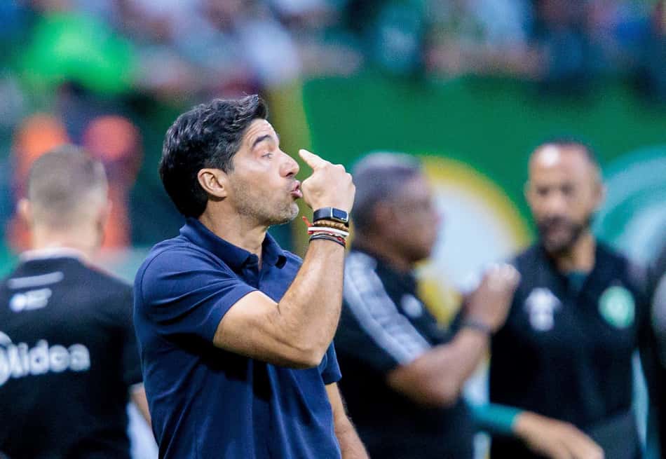 Abel Ferreira, técnico do Palmeiras, à beira do campo no duelo com a Chapecoense pelo Brasileirão