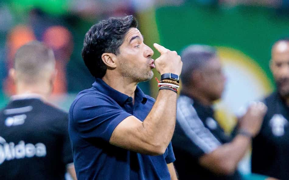 Abel Ferreira, técnico do Palmeiras, à beira do campo no duelo com a Chapecoense pelo Brasileirão