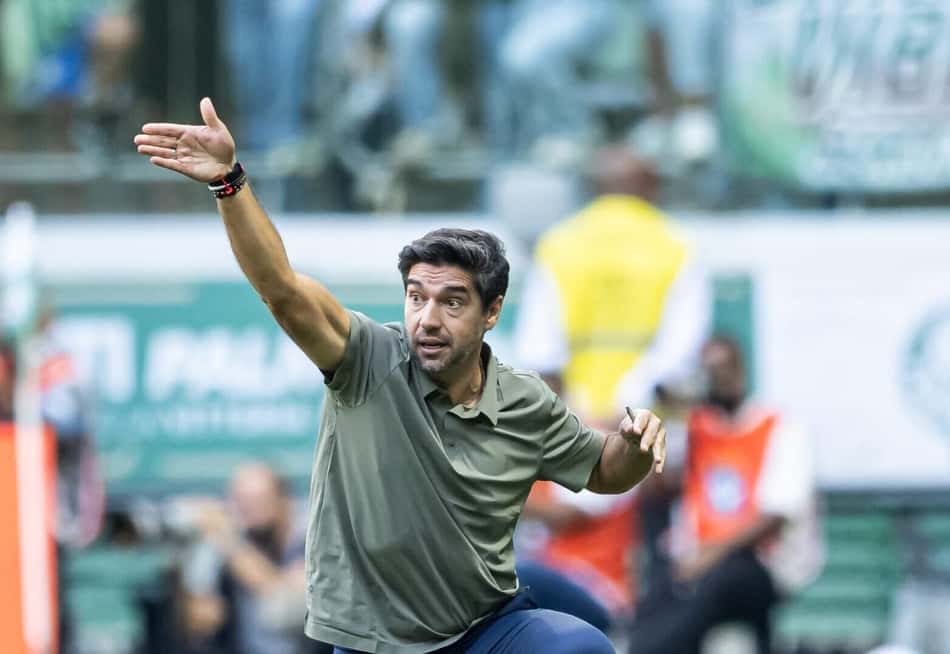 Abel orienta o ataque durante Palmeiras e Fortaleza