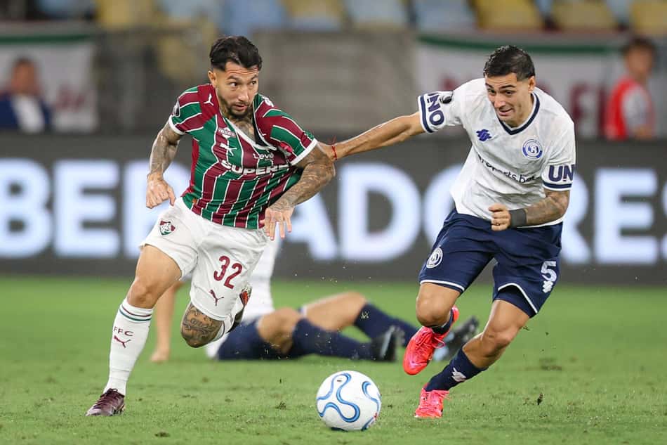 Acosta disputa bola com jogador do Independiente Rivadavia