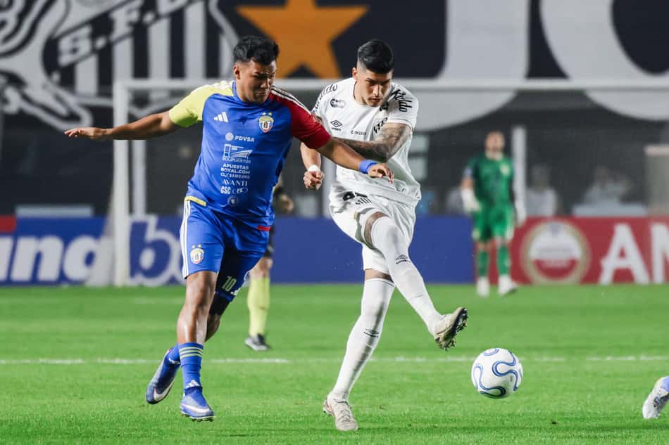 Adonis Frías em atuação pelo Santos