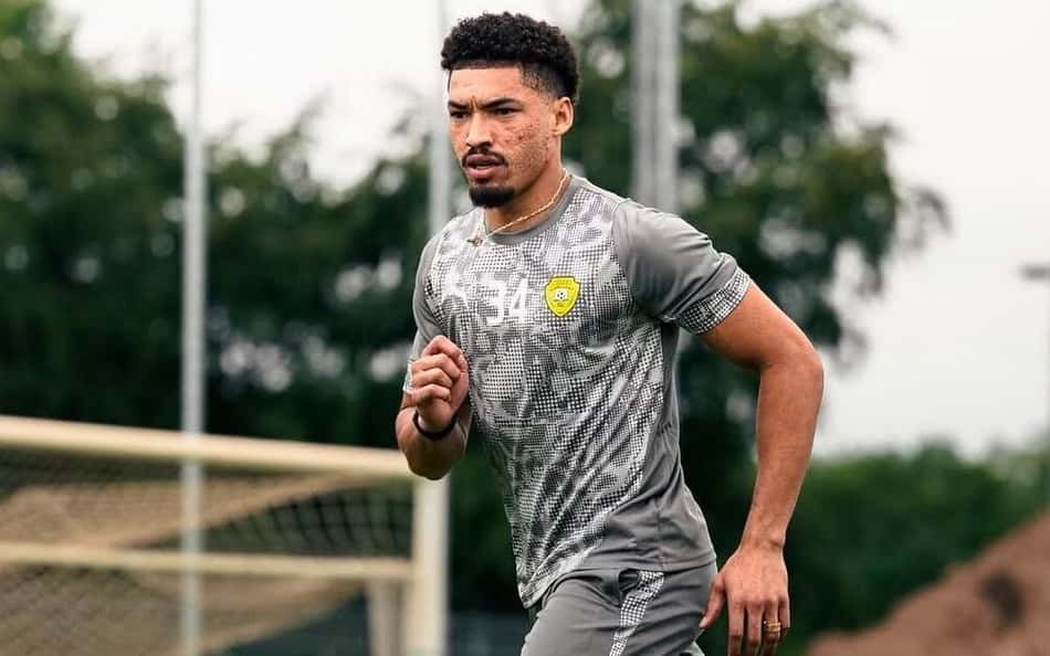 Adryelson fazendo movimento conduzindo a bola